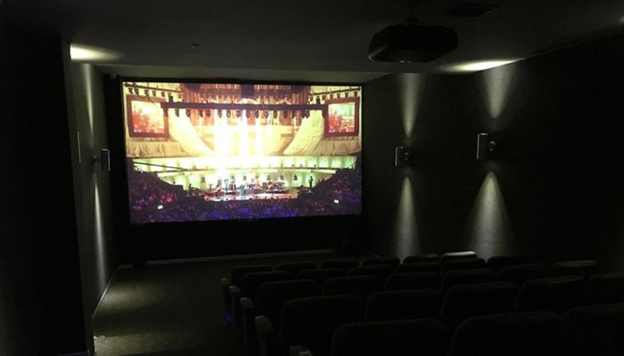 cinéma à domicile avec peinture pour projecteur à contraste