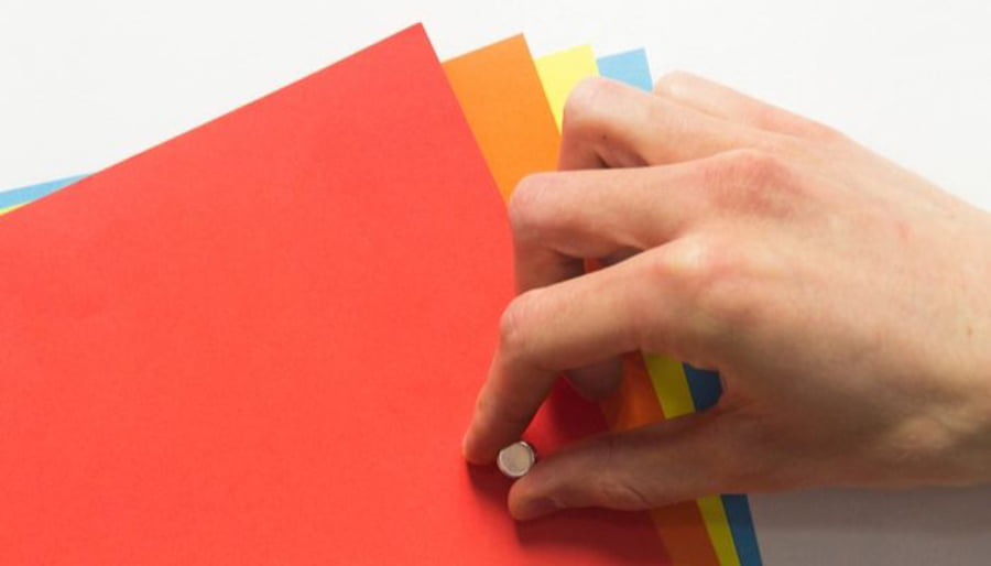 mur magnétique supportant des papiers de couleur