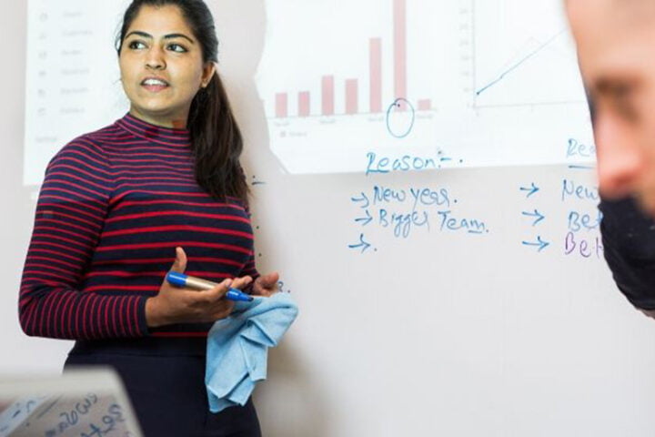 tableau blanc projetable dans la salle de réunion