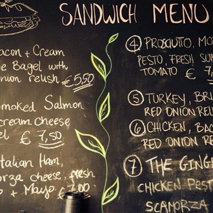 Menu de restaurant affiché sur un peinture magnétique pour tableau noir